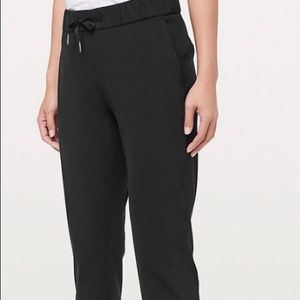 ✈️🖤Black lulu lemon “On the fly crop” bottoms🖤✈️